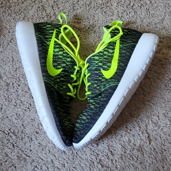 Nike Other - Nike Black and Volt Rosherun Flight Weight Shoes